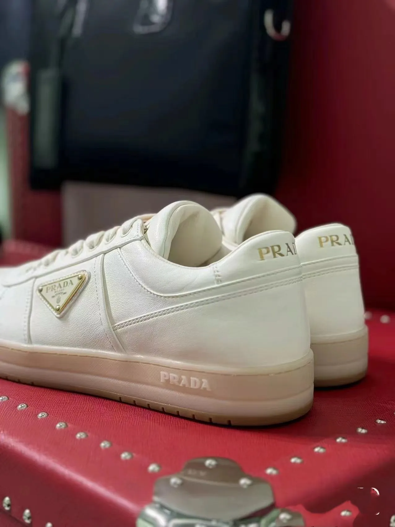P380 Yuan 38-45 Prada Prada’s new men’s leather sports shoes, the highest version on the market, any comparison is welcome🆚! The original leather has excellent texture and is super high-end! Fetal sheep net lining imported from Italy, removable pad! Luxurious materials and fine workmanship, highly recommended!